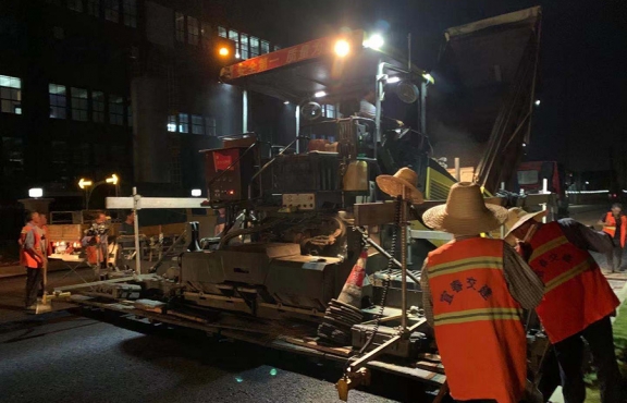 爭(zhēng)分奪秒，挑燈夜戰(zhàn)趕工期